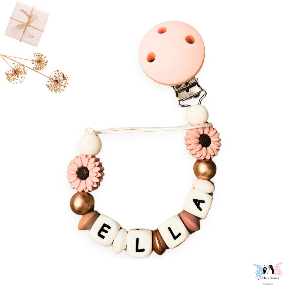 Attache tétine personnalisée pour bébé fille avec perles en silicone rose et fleurs – modèle fait main en France avec prénom personnalisable.